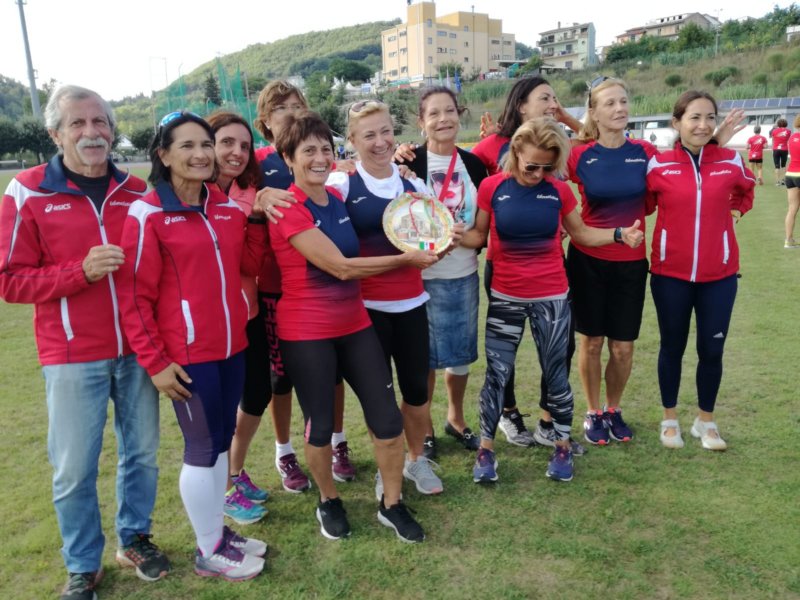 lasquadrafemminileinpremiazione3aclassificata0.jpg